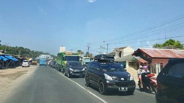 Pengendara Diminta Tetap Hati-hati! Jalintim Rengat-Pangkalan Kerinci Padat Kendaraan